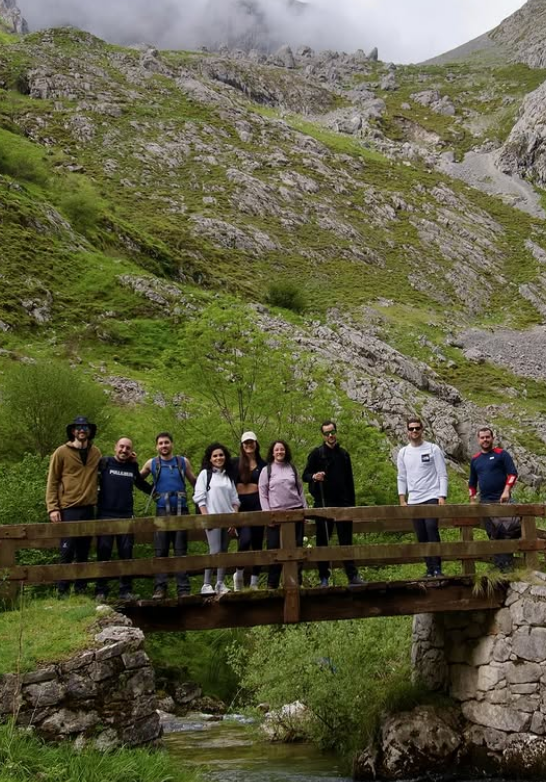 Grupo de excursión en la montaña